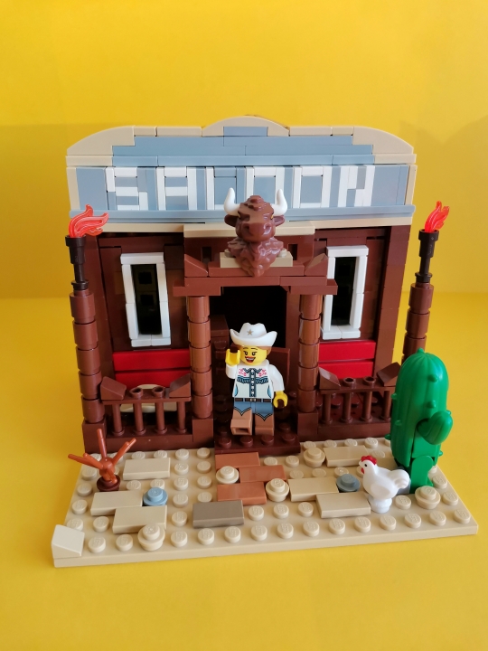 LEGO MOC - LEGO-конкурс 16x16: 'Вестерн' - SALOON: У входа посетителя встречают горящие факелы, а также муляж головы животного. 