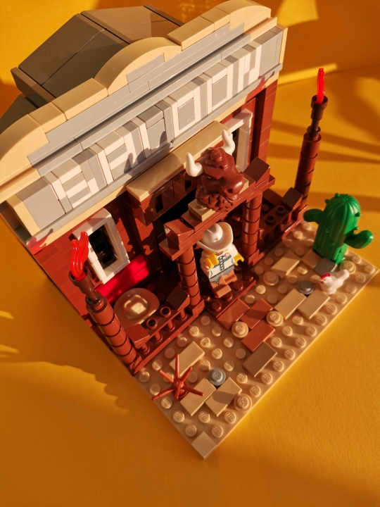 LEGO MOC - LEGO-конкурс 16x16: 'Вестерн' - SALOON: Вдоль Салуна простилается песчаная дорога с кактусами и редкими кустарниками.