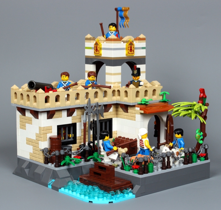 LEGO MOC - LEGO-конкурс 24x24: 'Пираты' - Форт 'Южный': Здание недавно построено, но уже местами облетает штукатурка.