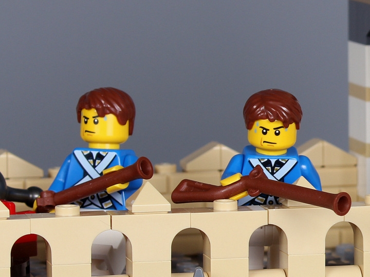 LEGO MOC - LEGO-конкурс 24x24: 'Пираты' - Форт 'Южный': Братья-близнецы бдят на втором этаже. На балконе жарко... Парни аж взмокли. Один из них умеет обращаться с пушкой, если пиратский бриг рискнёт подойти близко чтобы спасти пленников. 
