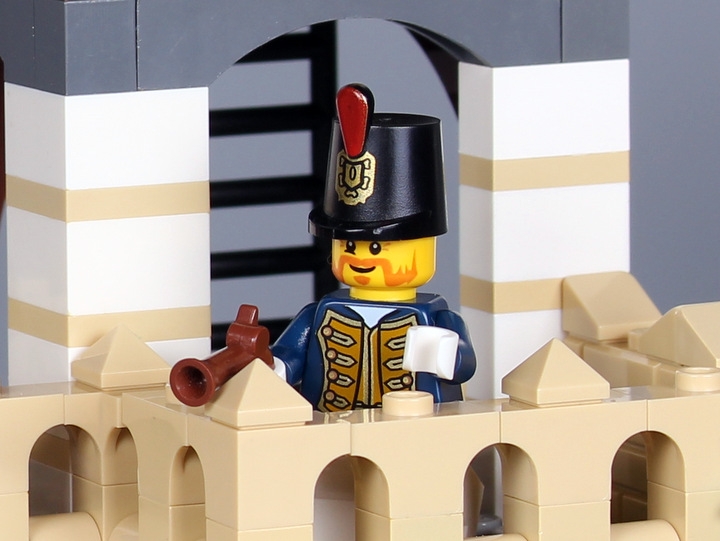LEGO MOC - LEGO-конкурс 24x24: 'Пираты' - Форт 'Южный': Бравый Коммандор внимательно наблюдает за новым пленником.