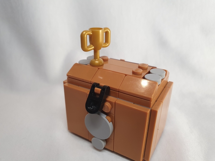 LEGO MOC - LEGO-конкурс 24x24: 'Пираты' - Капитан Рыжая Коса: Сундучок с золотом и кубком, который туда не влез.