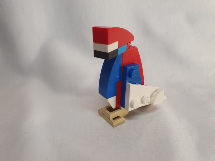 LEGO MOC - LEGO-конкурс 24x24: 'Пираты' - Капитан Рыжая Коса: Напоследок - близкий друг Рыжей Косы - попугай Джек.