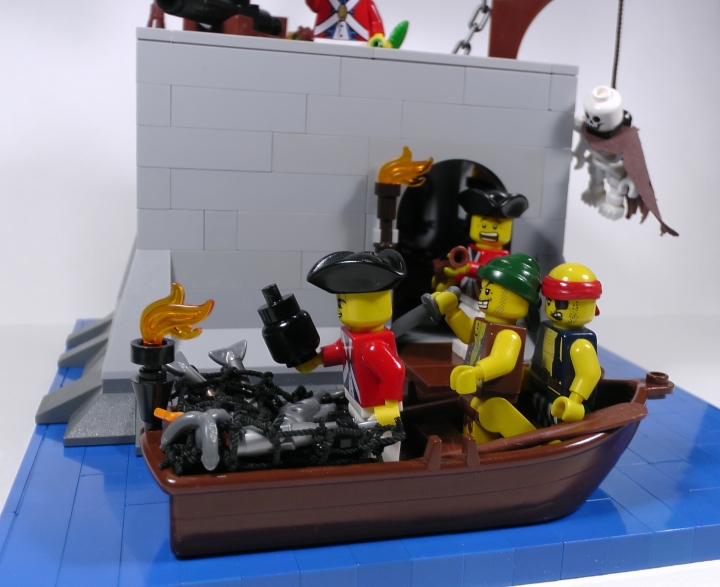 LEGO MOC - LEGO-конкурс 24x24: 'Пираты' - Бомба для губернатора или Драма на КПП: Слева от рядового Стормупера можно видеть скелет Длинноносого Джека Уорнера, морского разбойника, повешенного здесь для устрашения пиратов, который, кажется, с интересом наблюдает за происходящим. Его теперешнее состояние - последствие рачительной реквизиции его роскошного платья и работа морских птиц, освобождающих труп от ненужного груза за считанные часы. Начальство совершенно не беспокоится об условиях труда солдат, вынужденных терпеть ЭТО за окном.