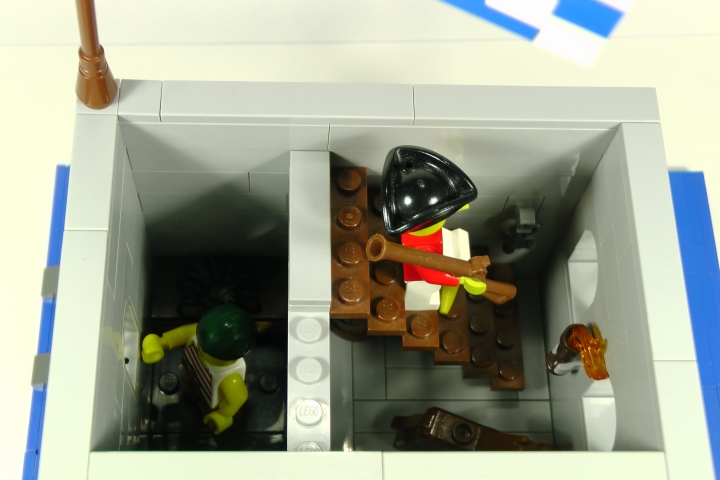 LEGO MOC - LEGO-конкурс 24x24: 'Пираты' - Бомба для губернатора или Драма на КПП: Вид сверху на интерьер КПП.