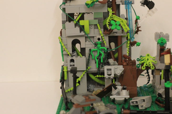 LEGO MOC - LEGO-конкурс 'Светлое будущее' - Будущее для земли...: Подраззрушенное здание конечно же разрушено не до конца, но оно послужило опорой для многих растений 