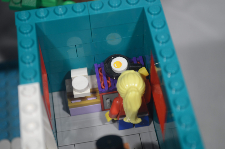 LEGO MOC - LEGO-конкурс 'Светлое будущее' - Парящая дача: Небольшая кухонька с плиткой, которая нагревает сковородку только под едой. Обжечься очень трудно!
