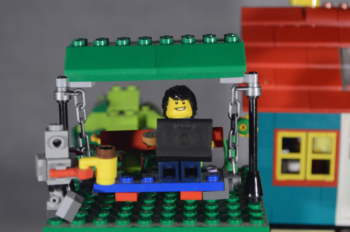 LEGO MOC - LEGO-конкурс 'Светлое будущее' - Парящая дача: Домашний робот подносит кофе. Лишь бы он его не пролил.