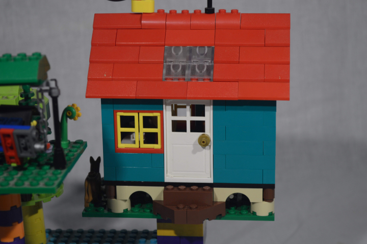 LEGO MOC - LEGO-конкурс 'Светлое будущее' - Парящая дача: А вот довольно миленький домик. Но, возможно, он перестанет быть таким миленьким, когда кто-то увидит паука под ним
